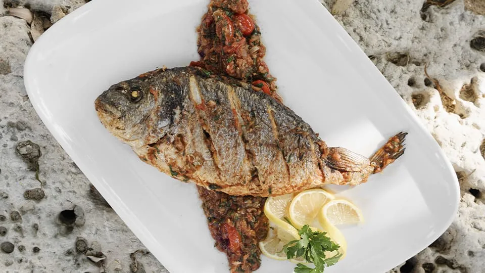 Grilled fish with lemon